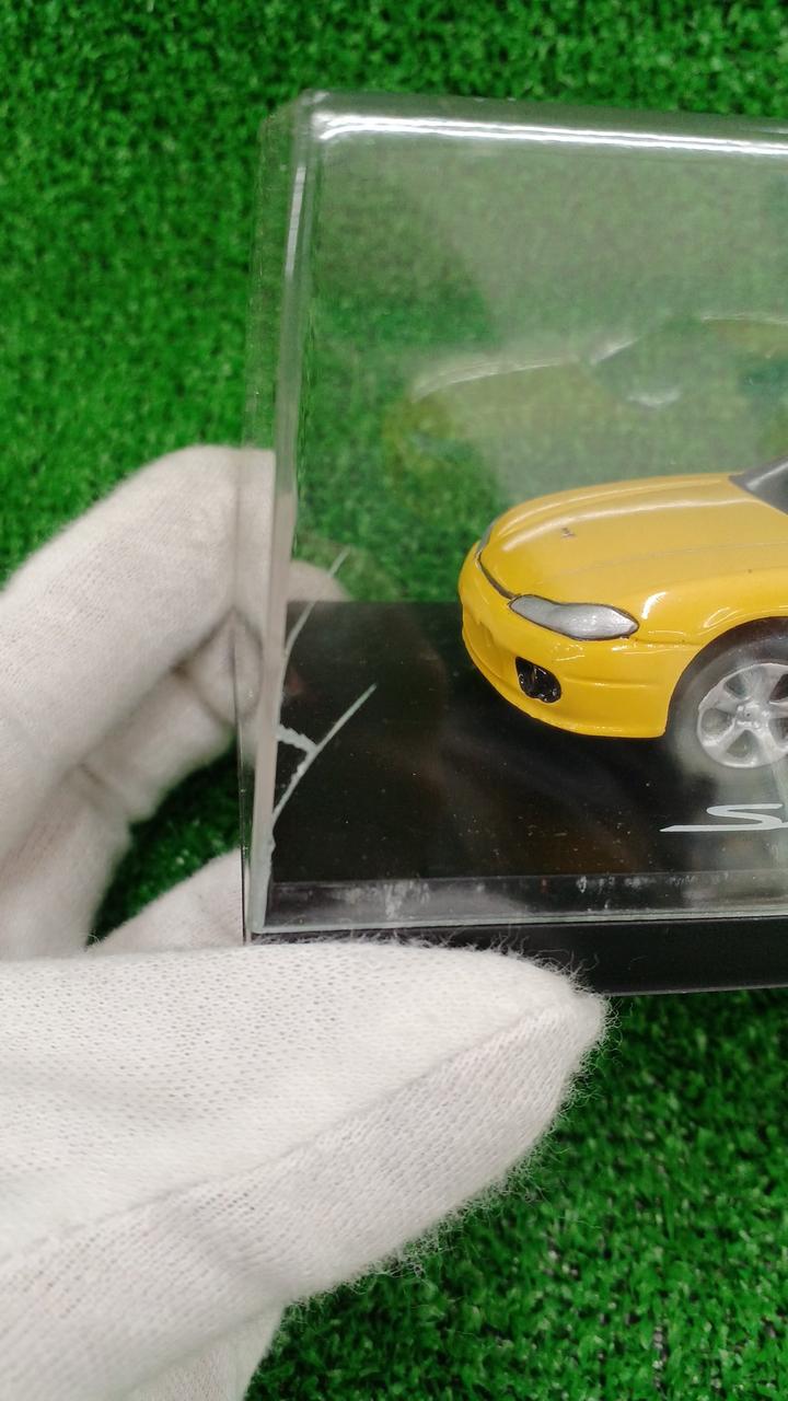 ケースにひび割れあります