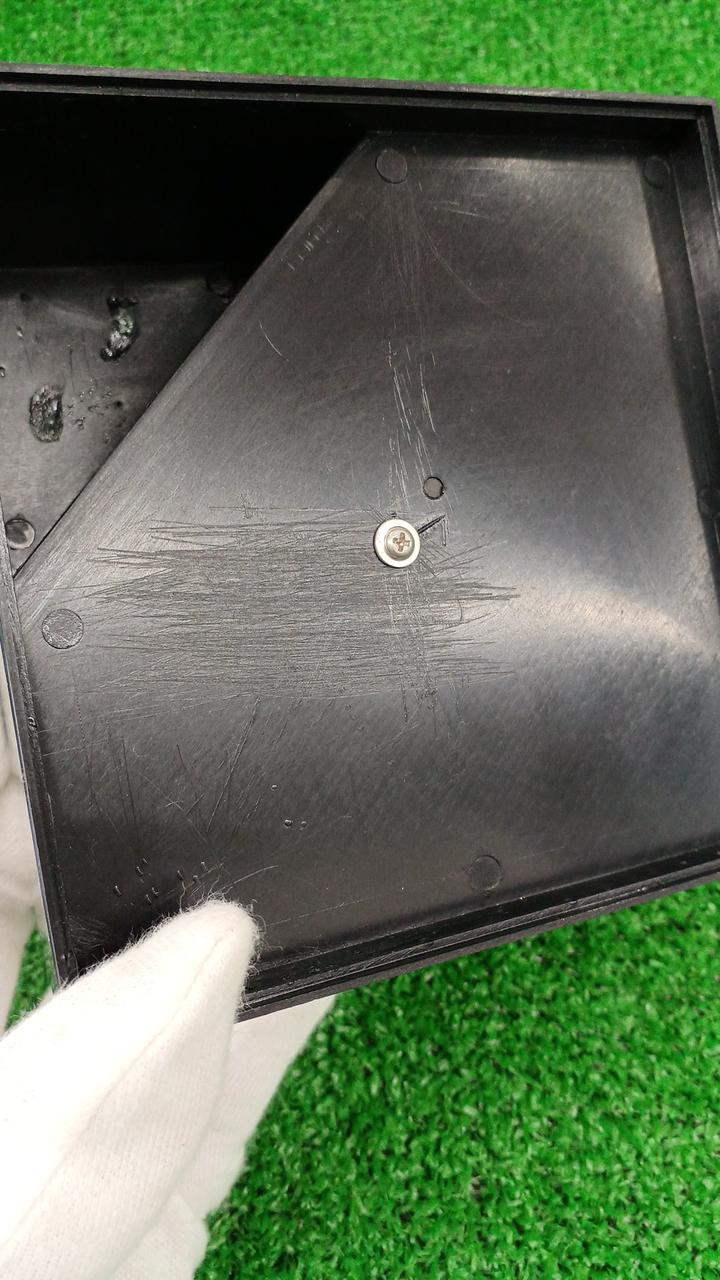 裏側にスリキズの様な物があります