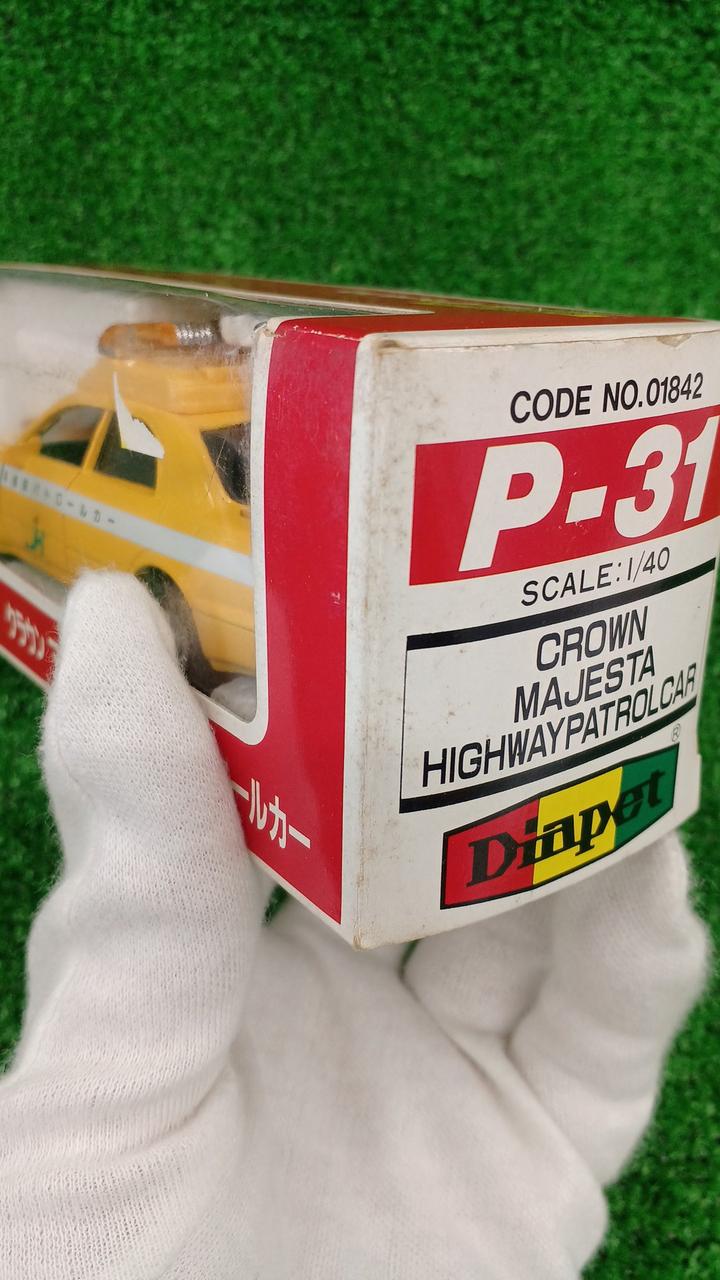 箱に経年による汚れ等があります