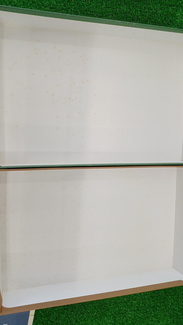 箱内側にシミがあります