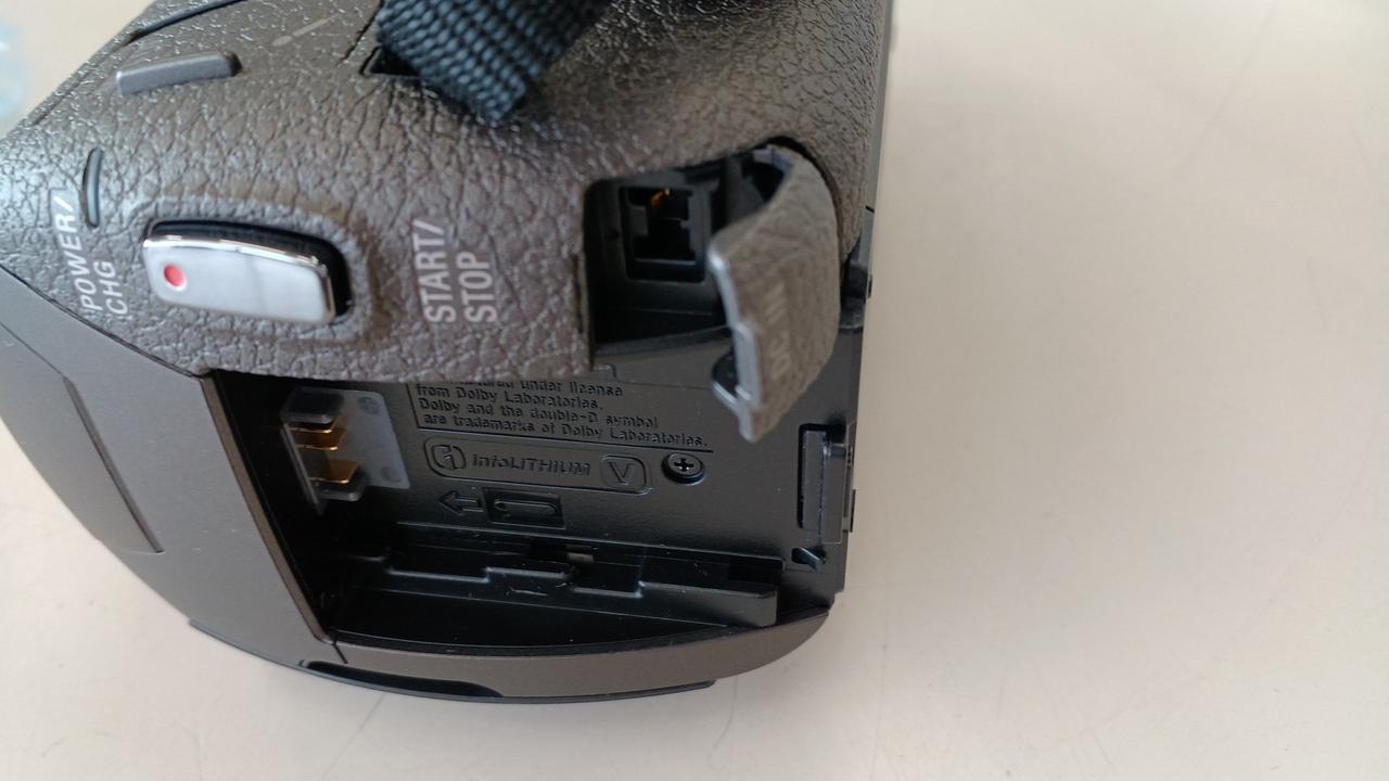 アダプター差し込み口、蓋閉まりません