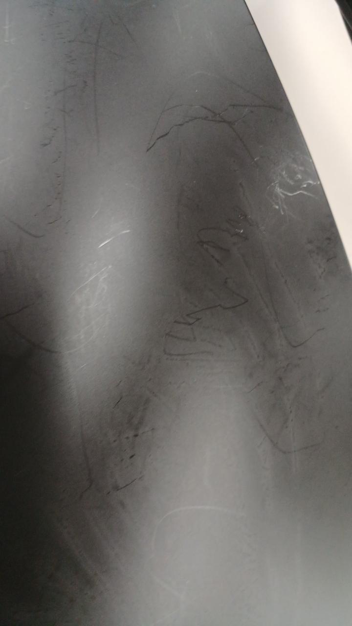 ボディ裏側スリキズあります