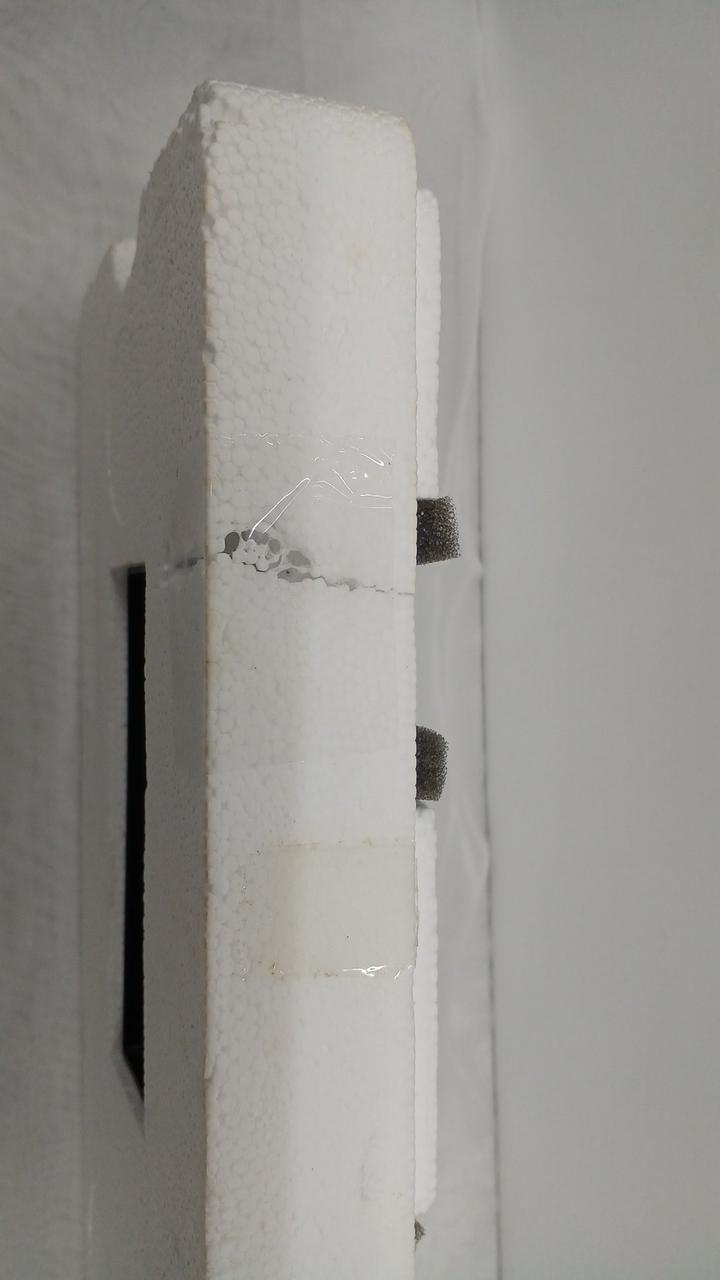 発泡スチロール割れあり