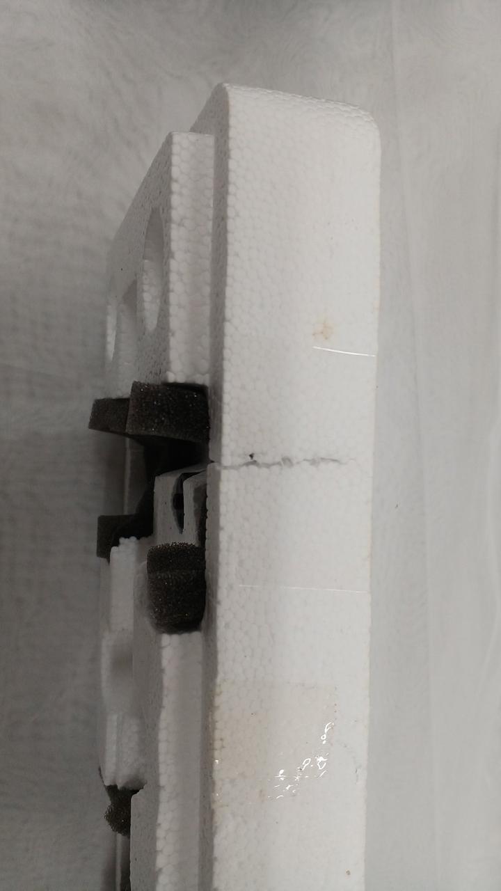 割れた所テープ修復してあります