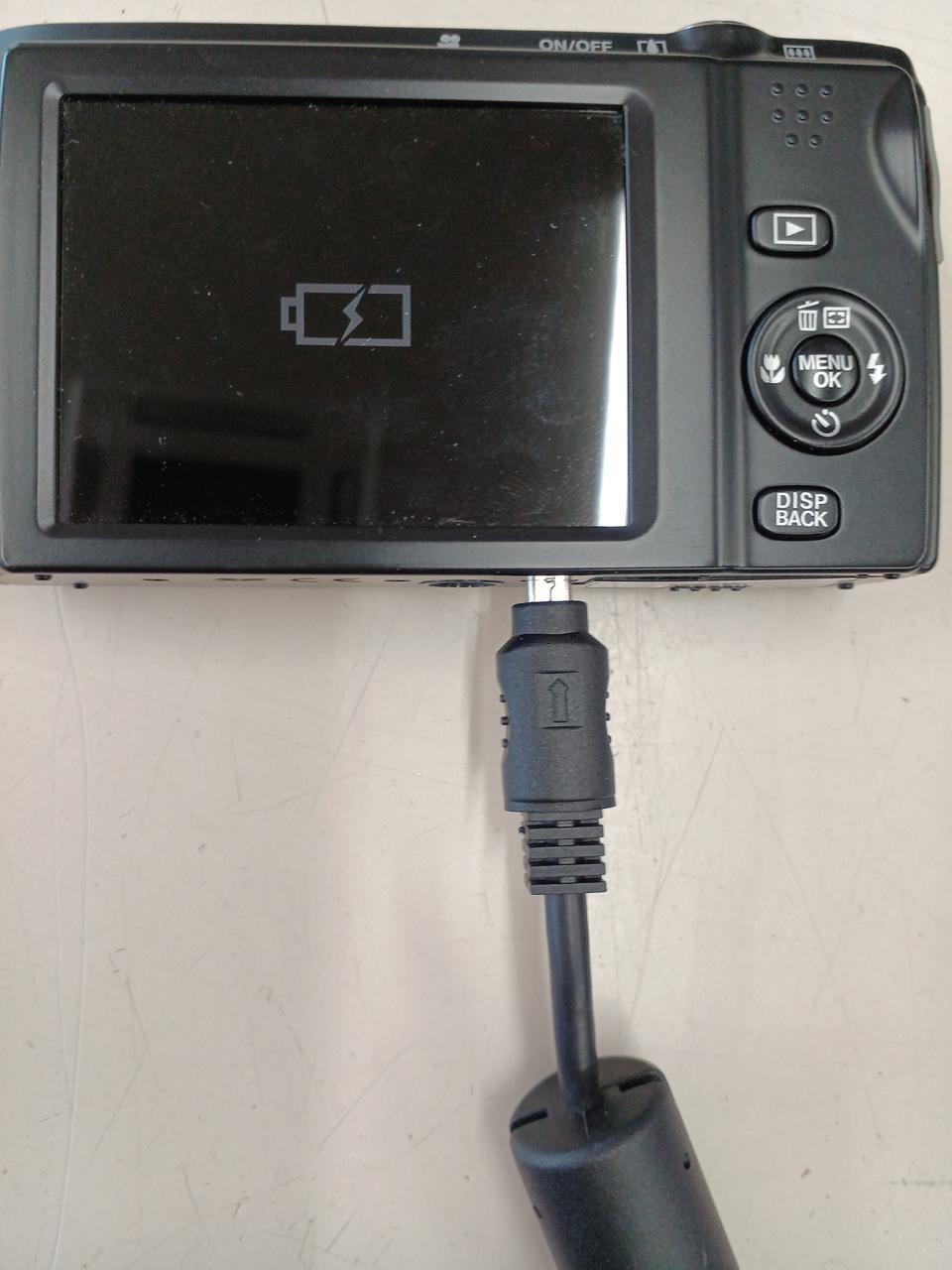 充電差込仕様か写真のようにささります。
