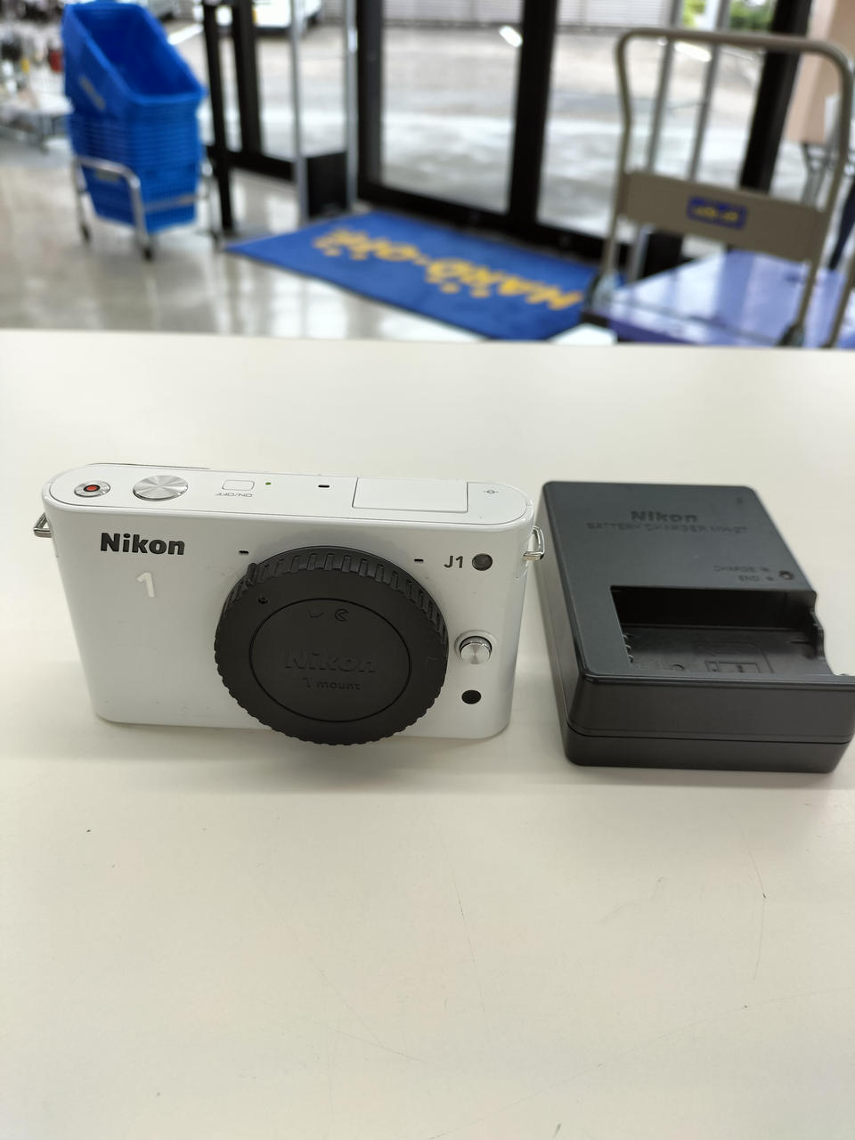 。【ジャンク品】Nikon J1 デジタルカメラ　ホワイト Amazon | Nikon ミラーレス一眼カメラ Nikon 1 J1 ホワイト