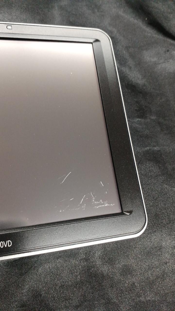 画面にキズあり