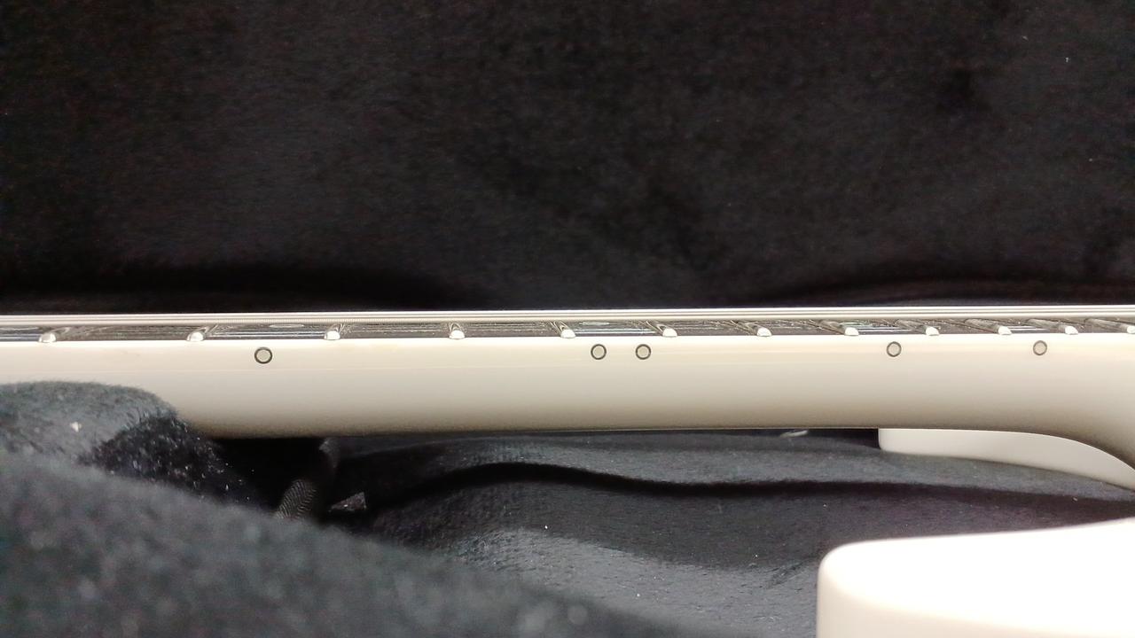 ネックはほぼストレートです