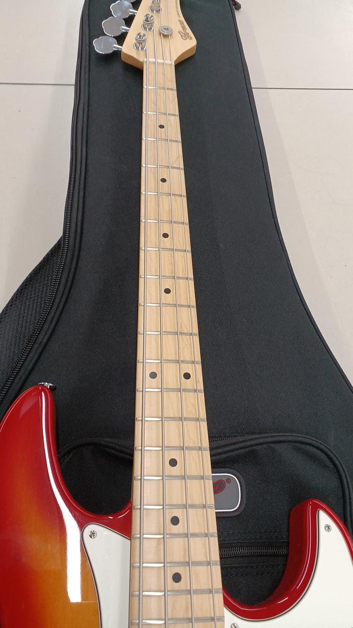 ネックはほぼストレートです