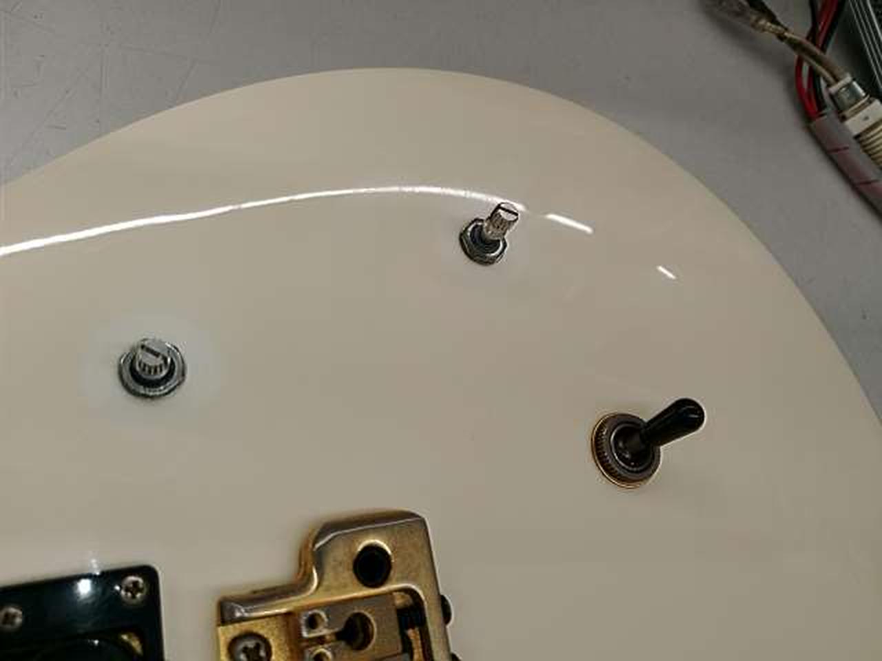 ツマミ下変色あり