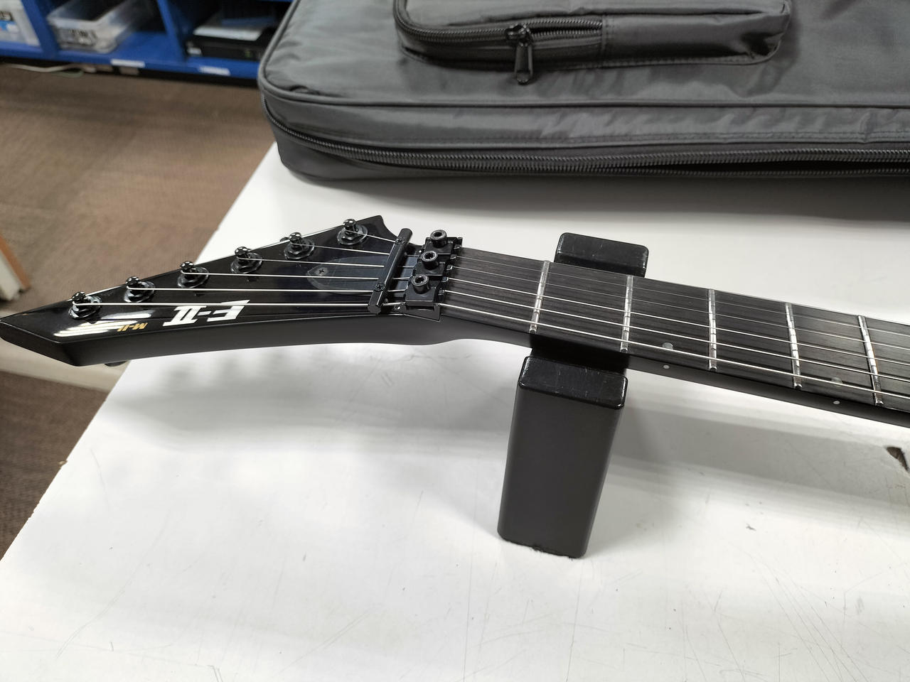 ESP エレキギター ブラック ハードケース付き 【イーエスピー】 Yahoo!オークション - ESP Arrow FR Black ハードケース