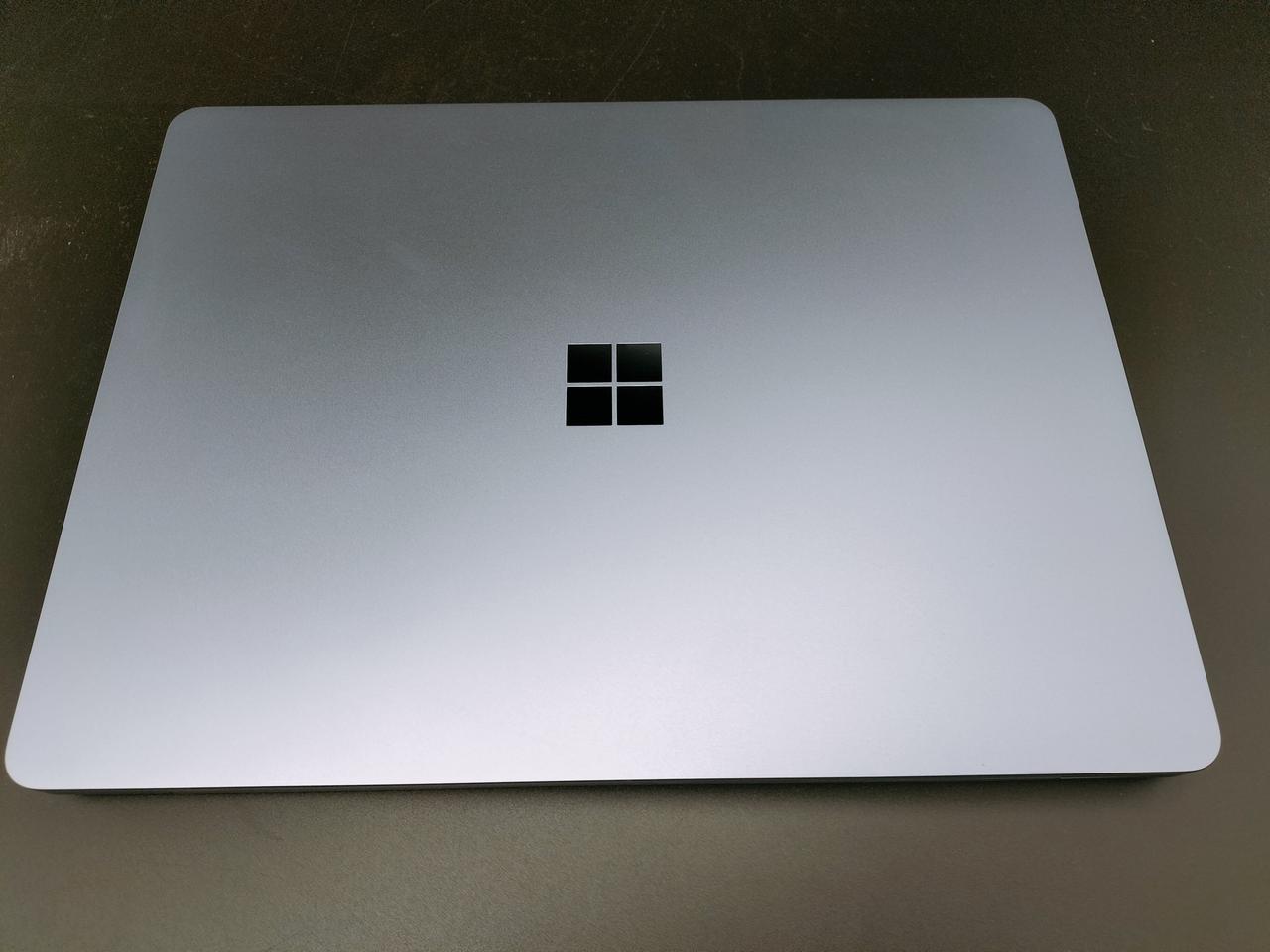 白飛びしてますがカラーはブルーグレーです