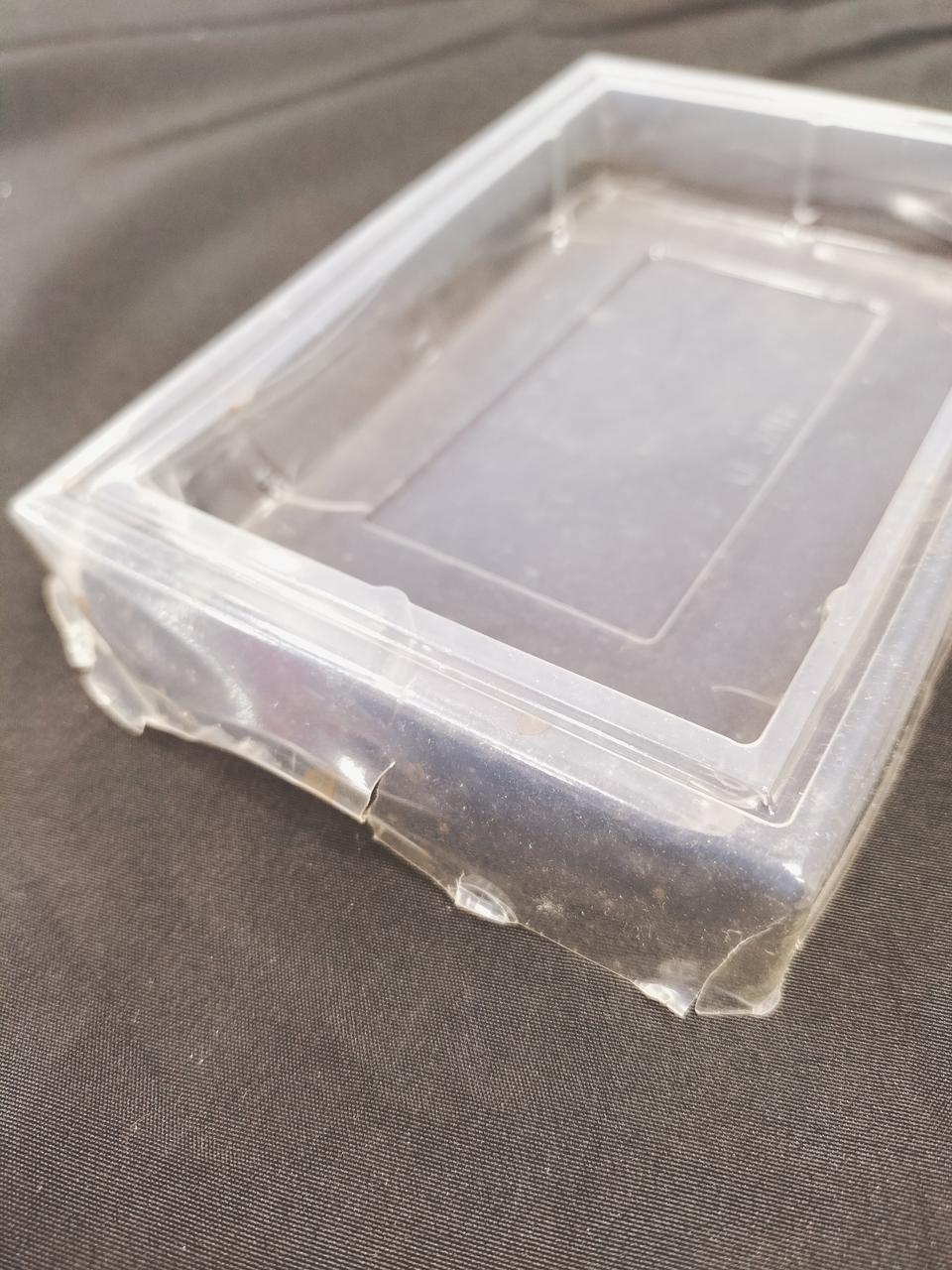 プラスチックトレー割れています。