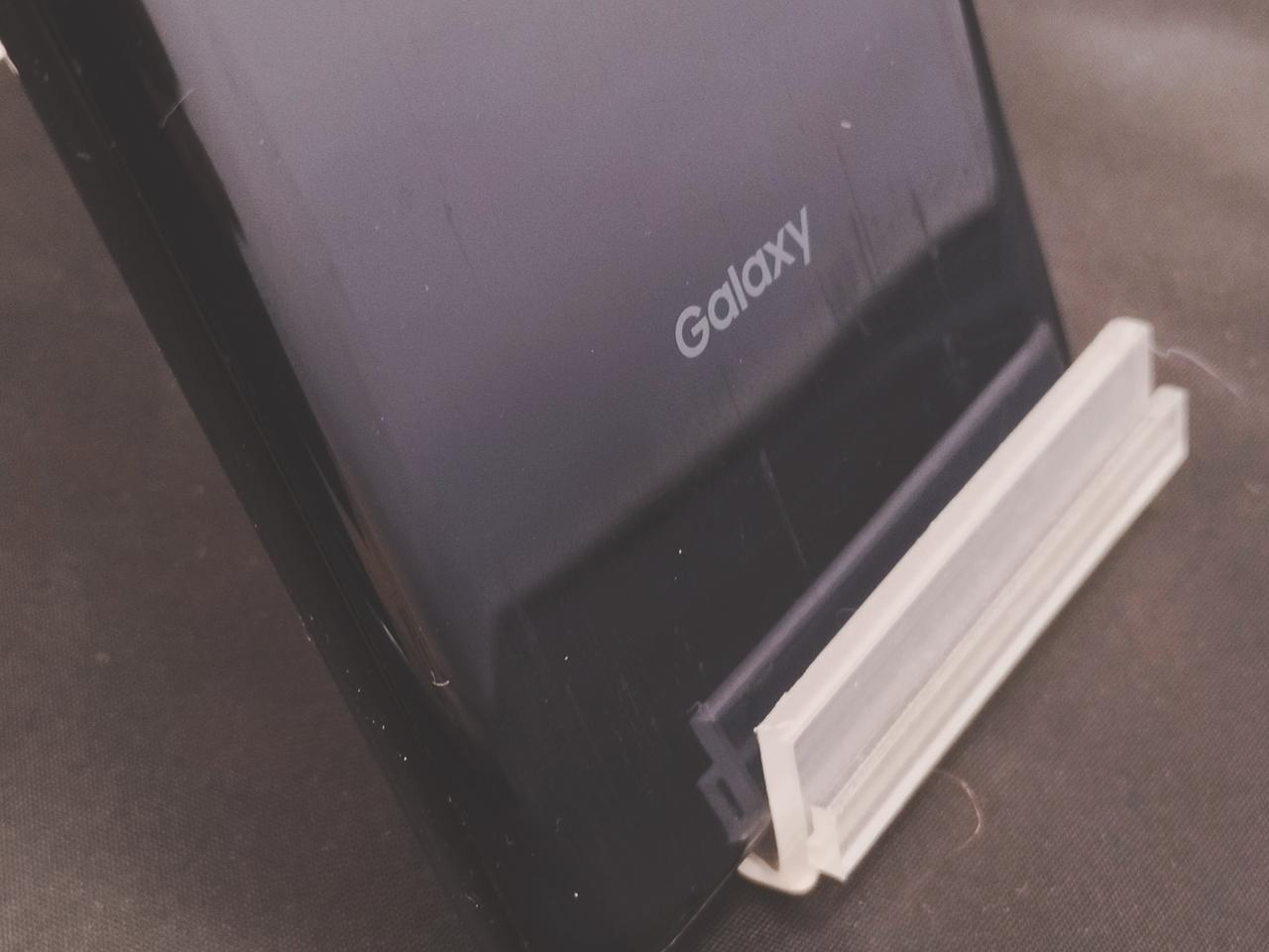 反射で分かりづらいですが背面擦れあります