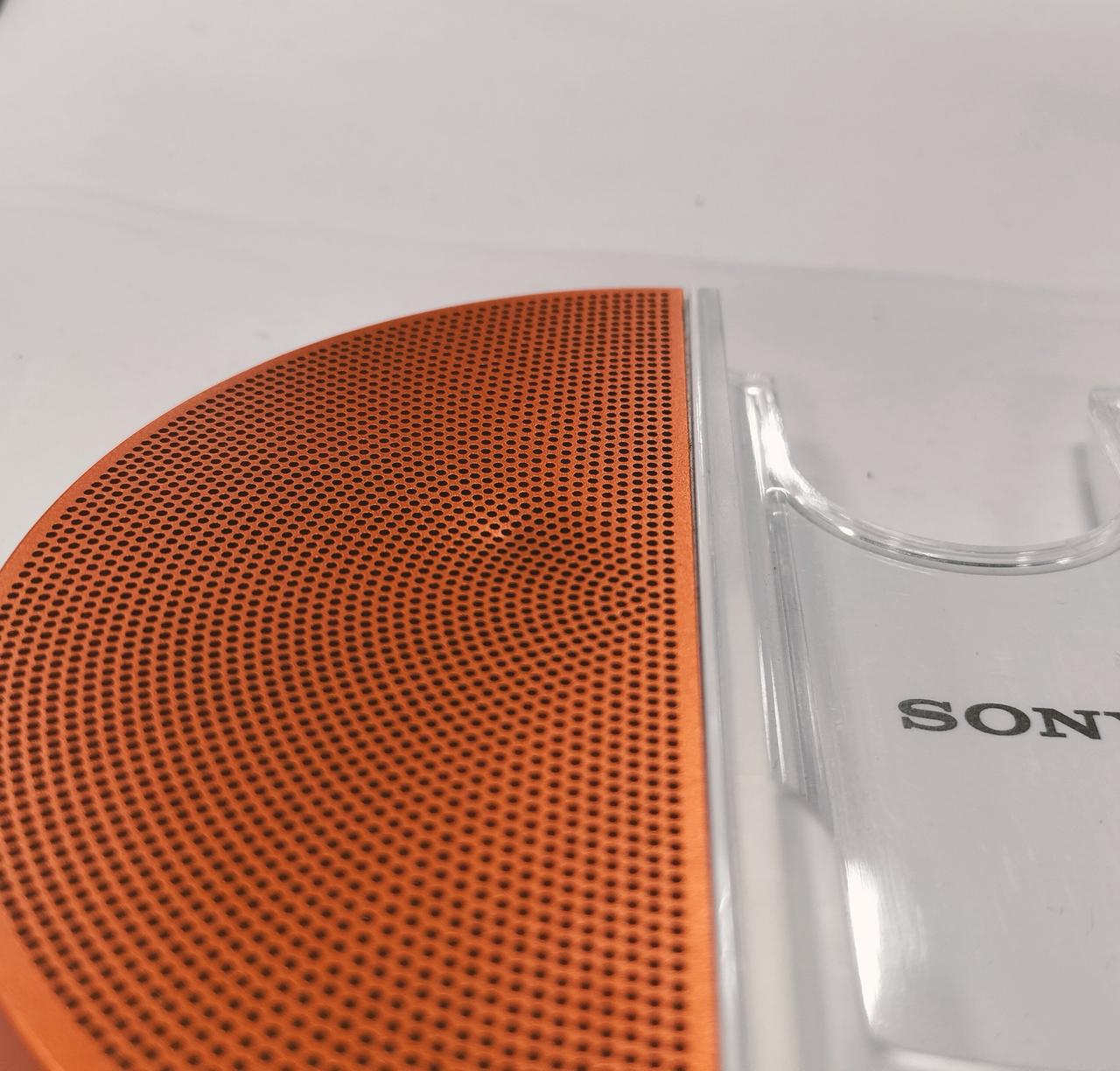 スピーカーの中央部分凹みあります。