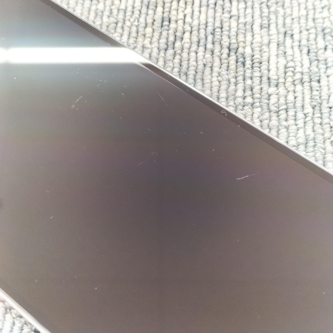 右中央側の白線、キズです