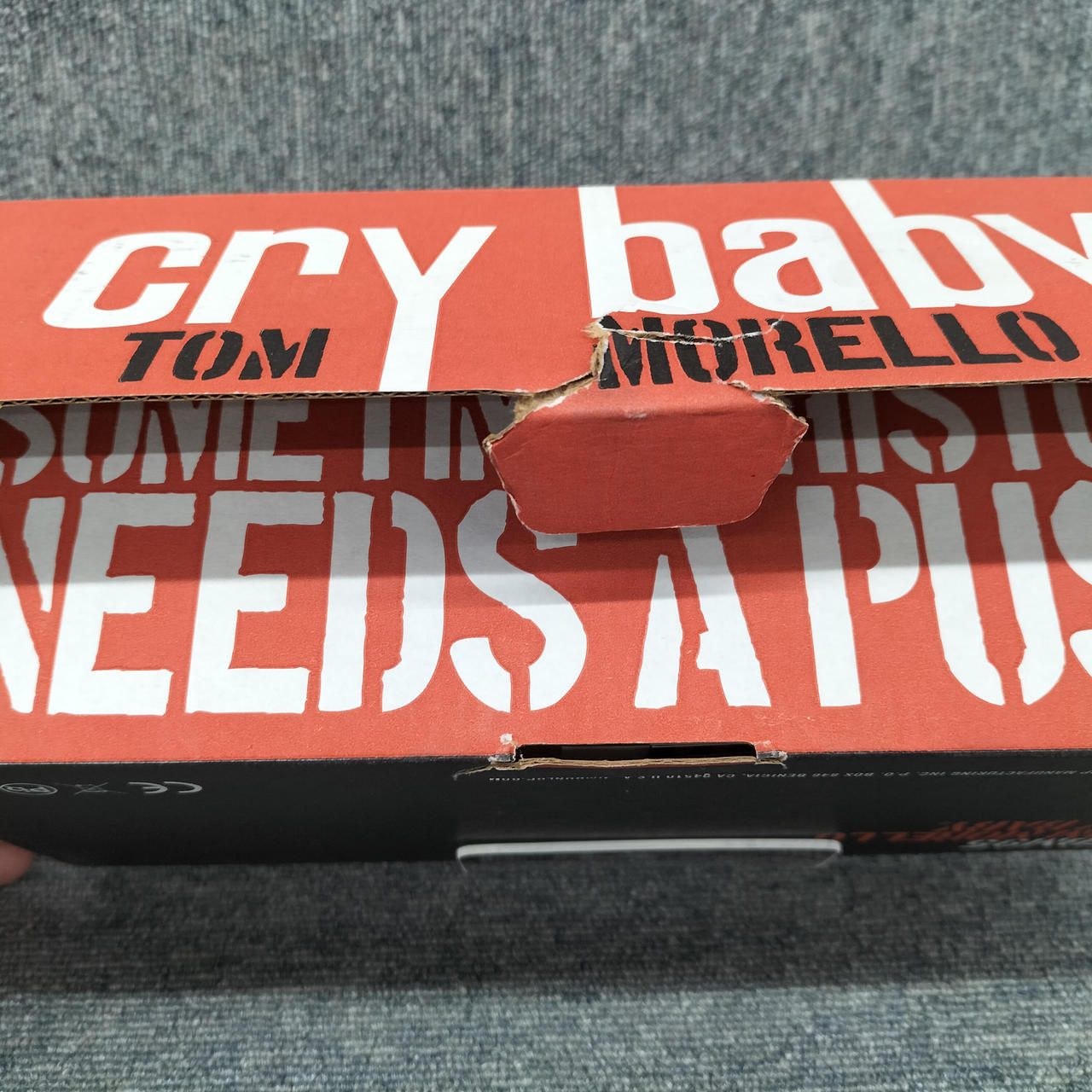 外箱ツメ部分破れかけています。