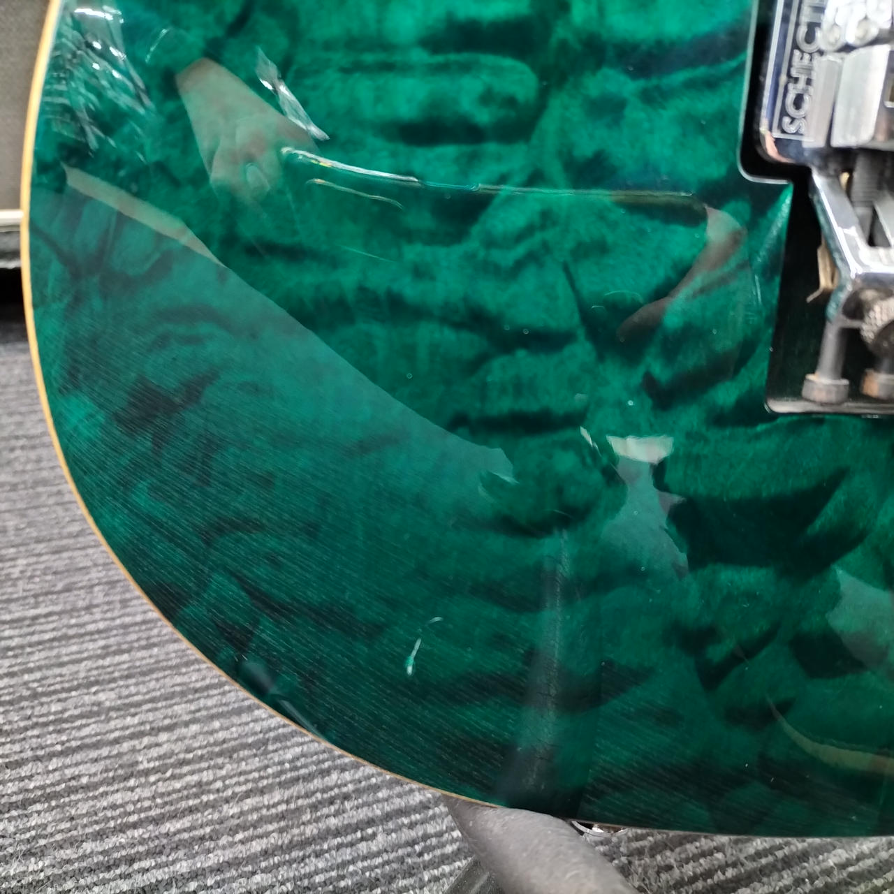 ボディトップの下部に小さな打痕あり