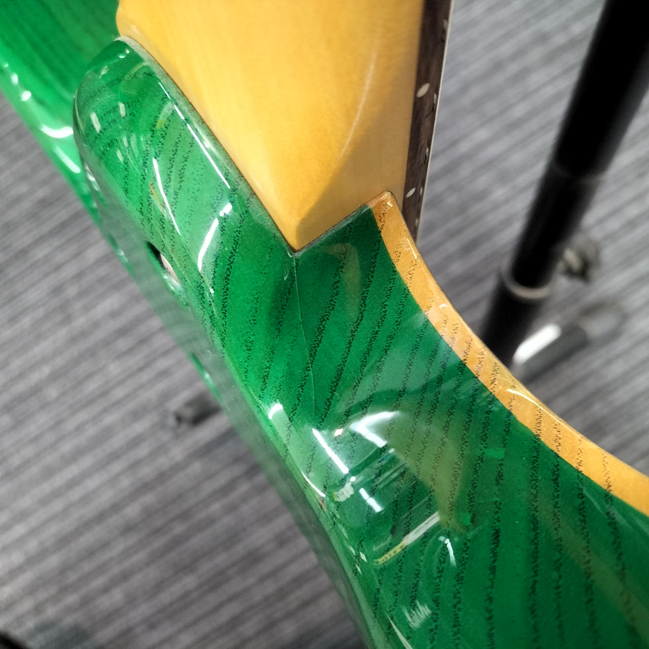 ネックとボディの部分に塗装ヒビあります