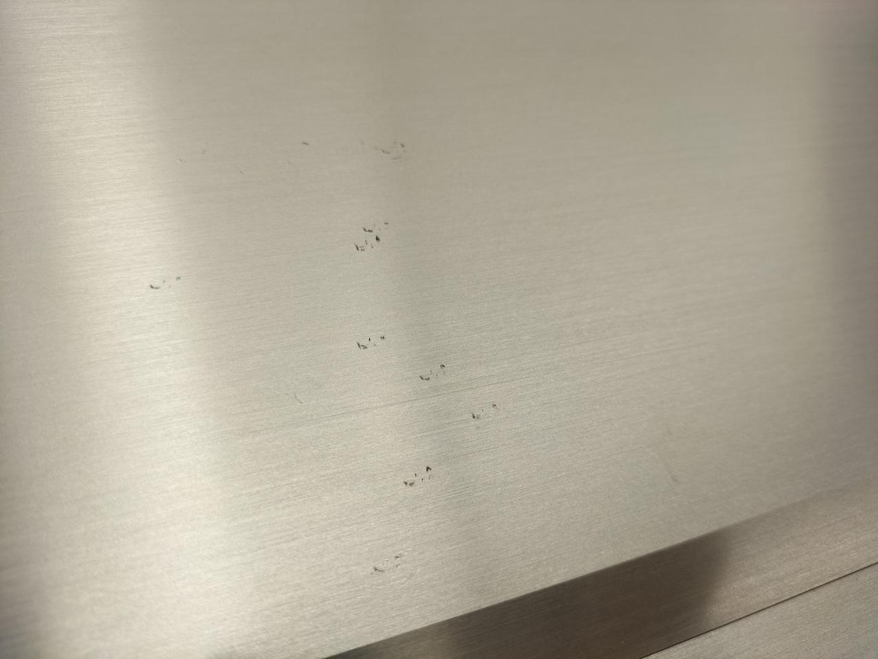 天板に若干キズあります