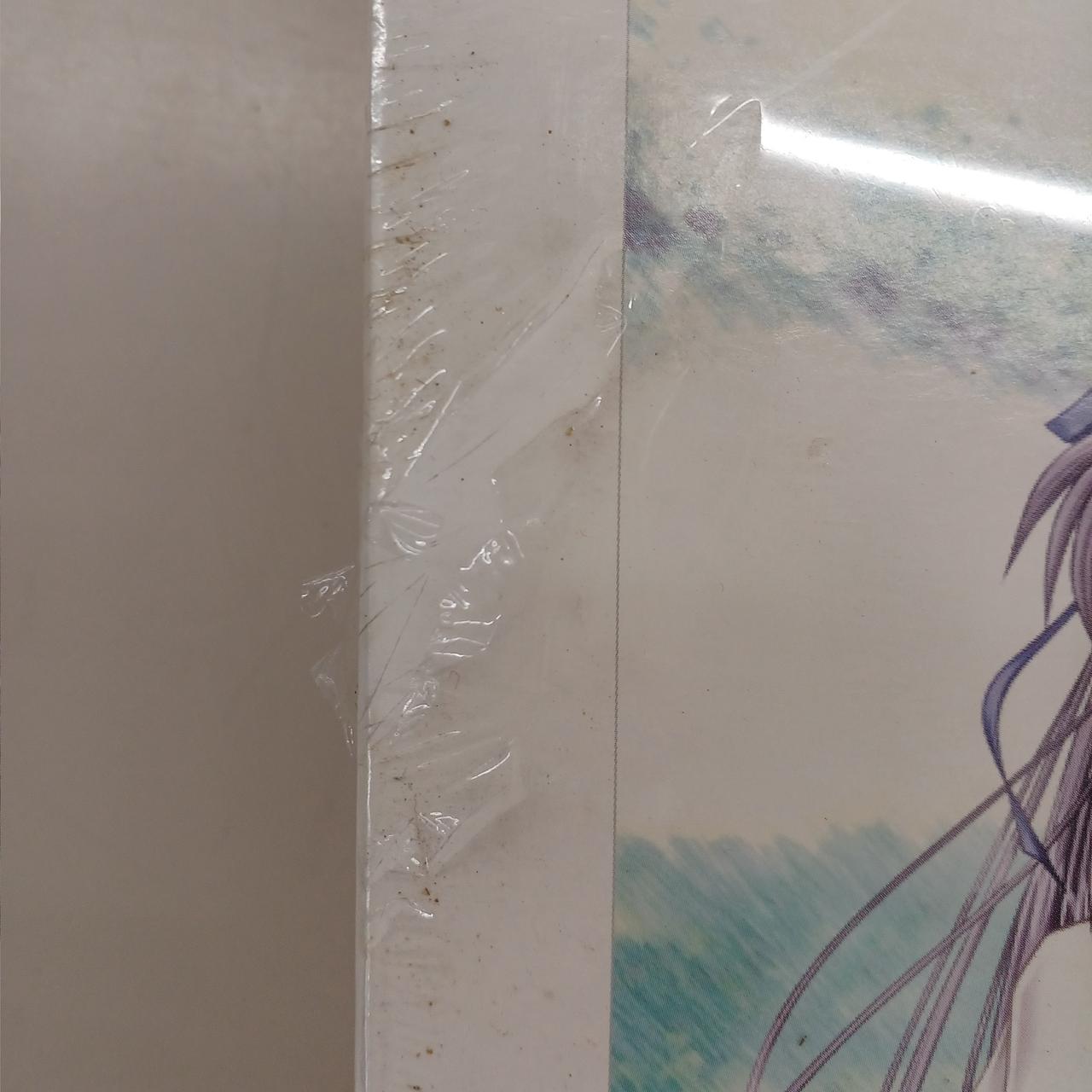 箱正面左側に破れあり