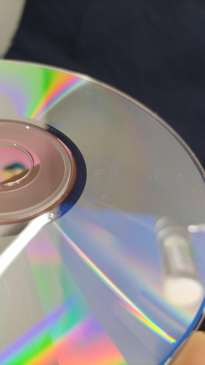 大きめの傷と全体的に小さい傷があります