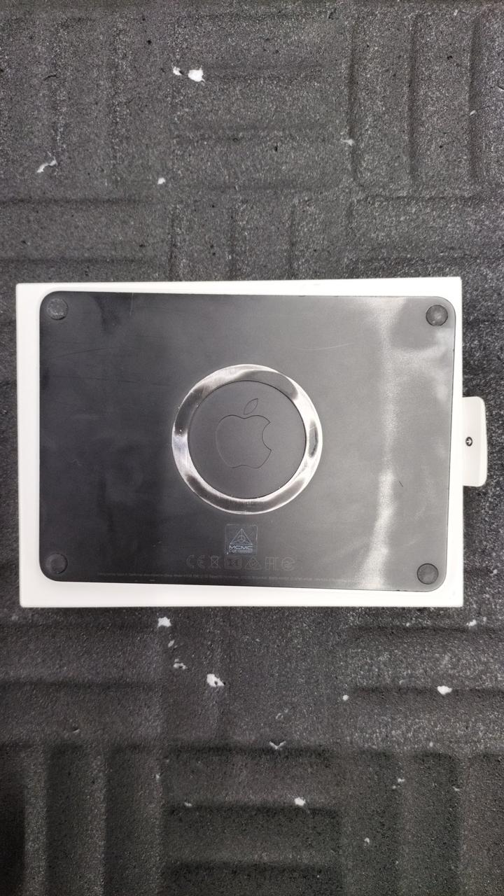 裏面に擦れがあります