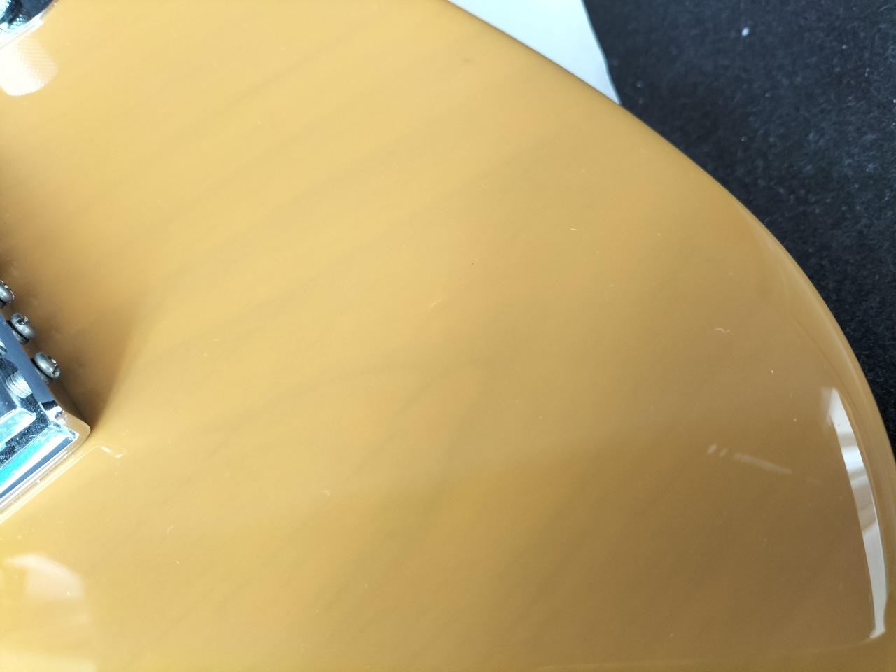 擦り傷と小さい打痕があります。