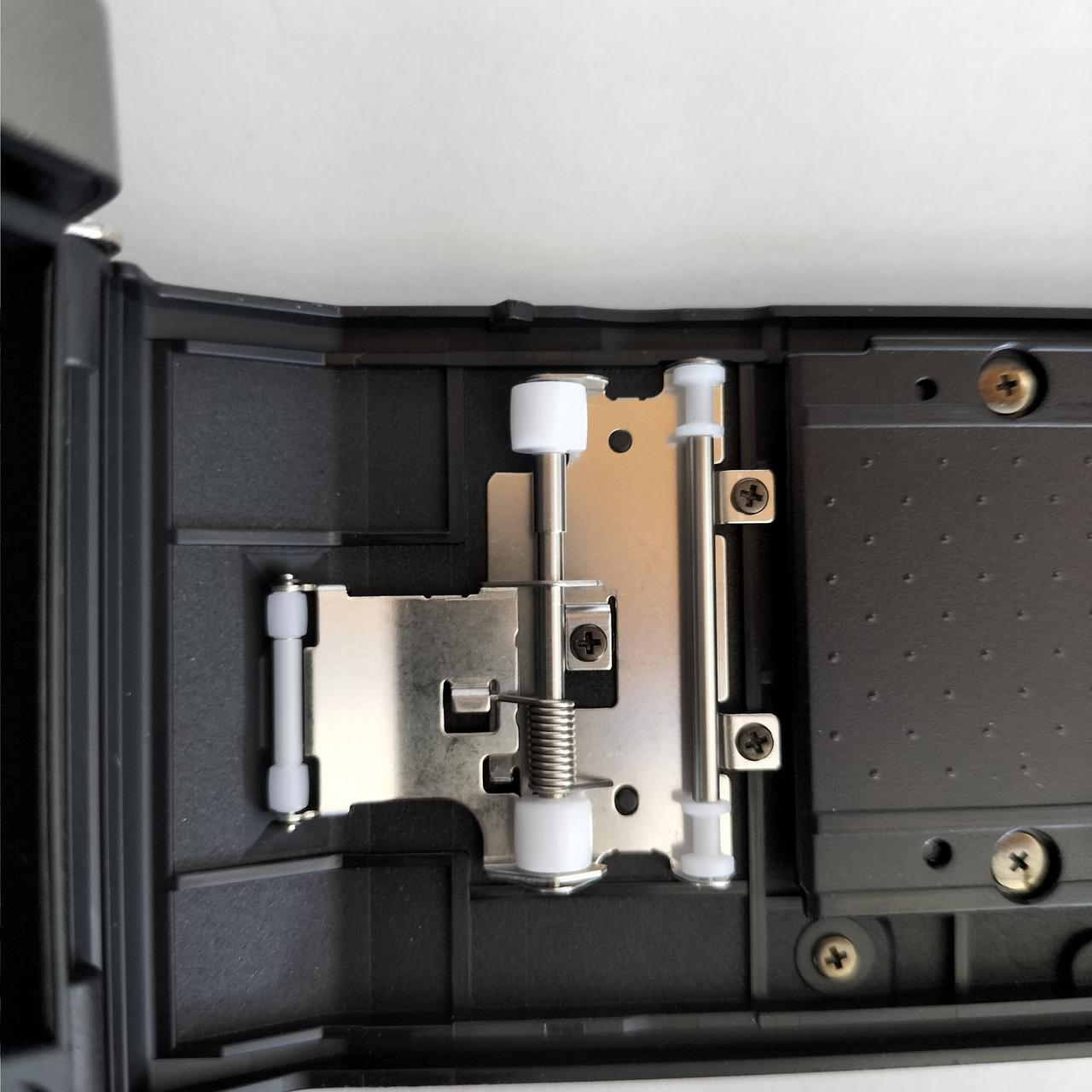 左棒の中央の白い留め具が欠品しています。