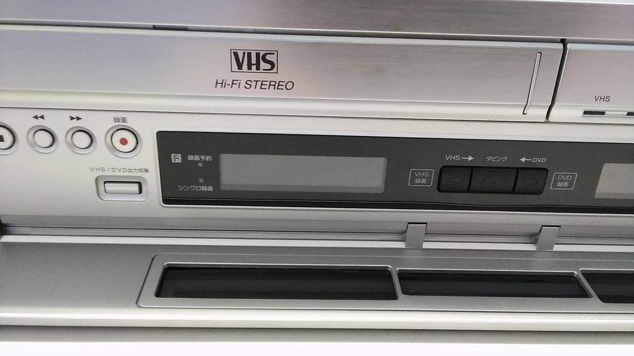 DVD VHSレコーダー TOSHIBA製のHDD・VHS・DVDレコーダー リモコン付き - メルカリ