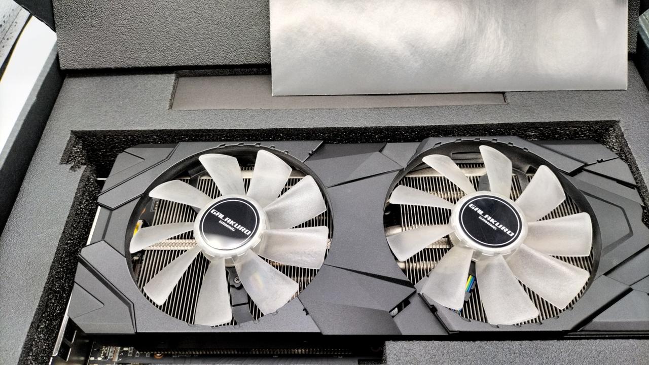 【禁断コラボ限定】ベイアウト限定グラフィック★ウレタンピロー　新品未使用 Amazon | 玄人志向 NVIDIA RTX4060 搭載 グラフィックボード