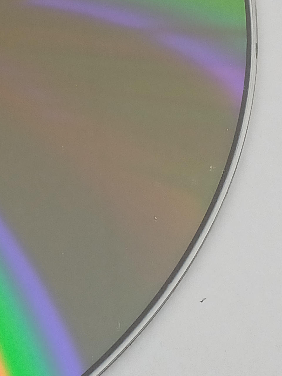 よーく見ると、少し小さなキズあり