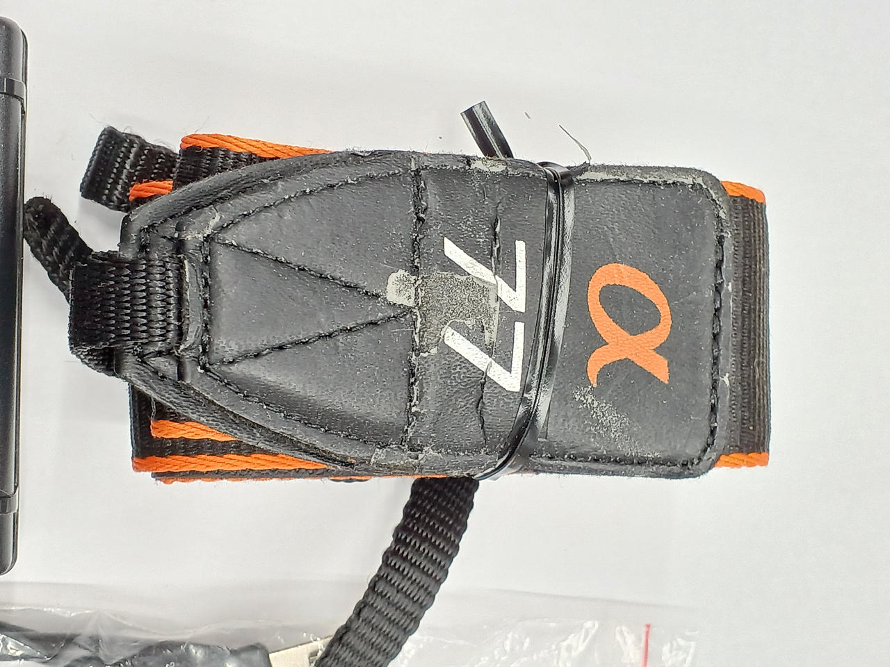 紐の革の部分劣化あり