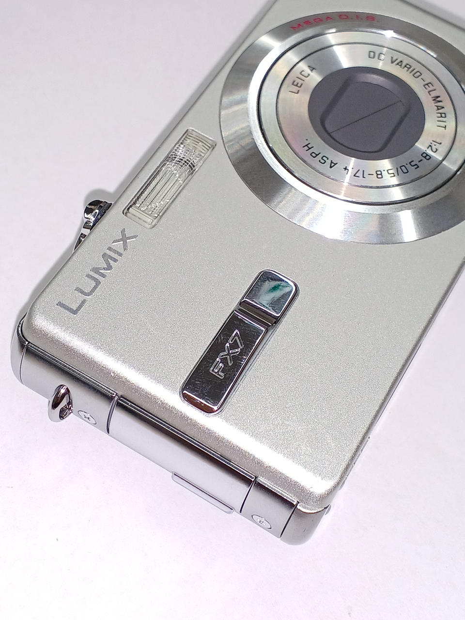 表面うっすらキズあり