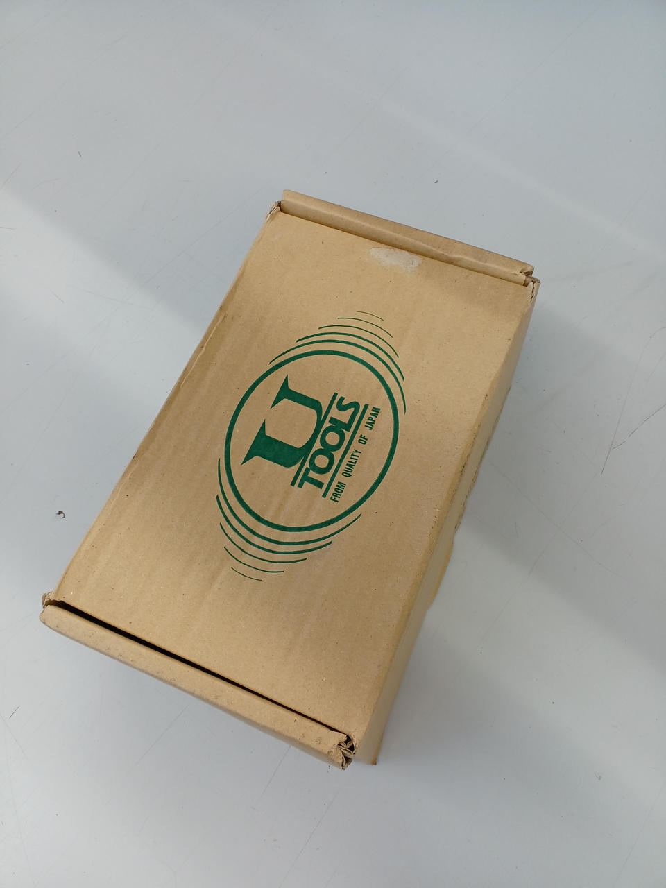 箱は傷、凹みあり