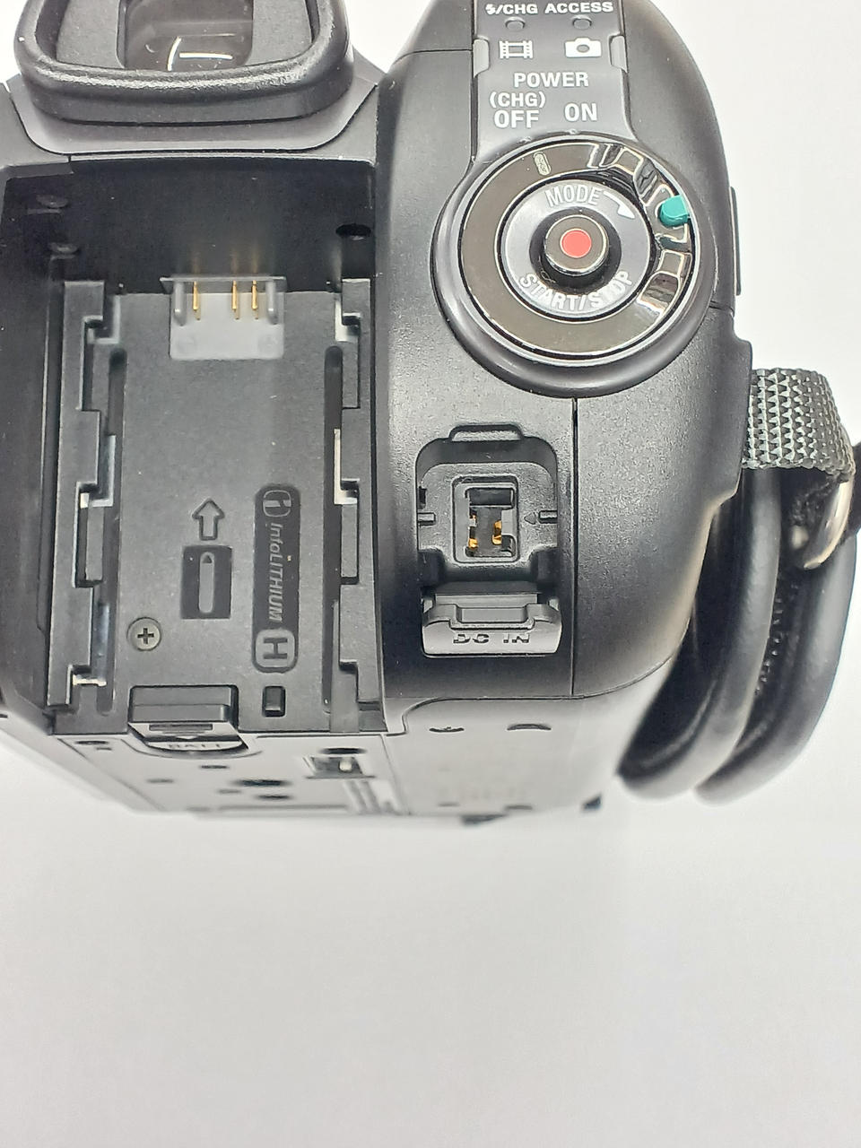 DC IN の蓋が閉まらずパカパカします