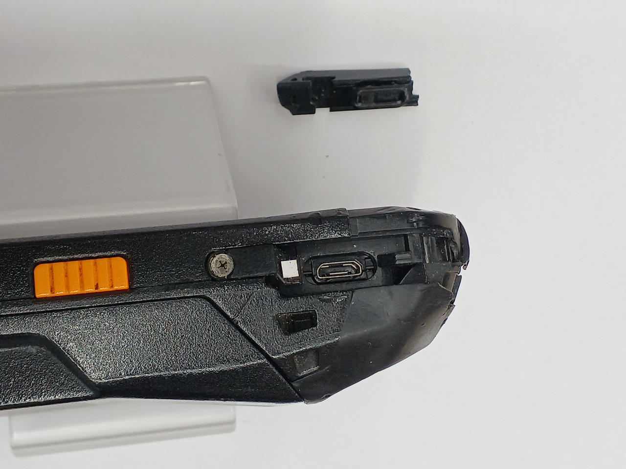 充電の部分のフタとれます