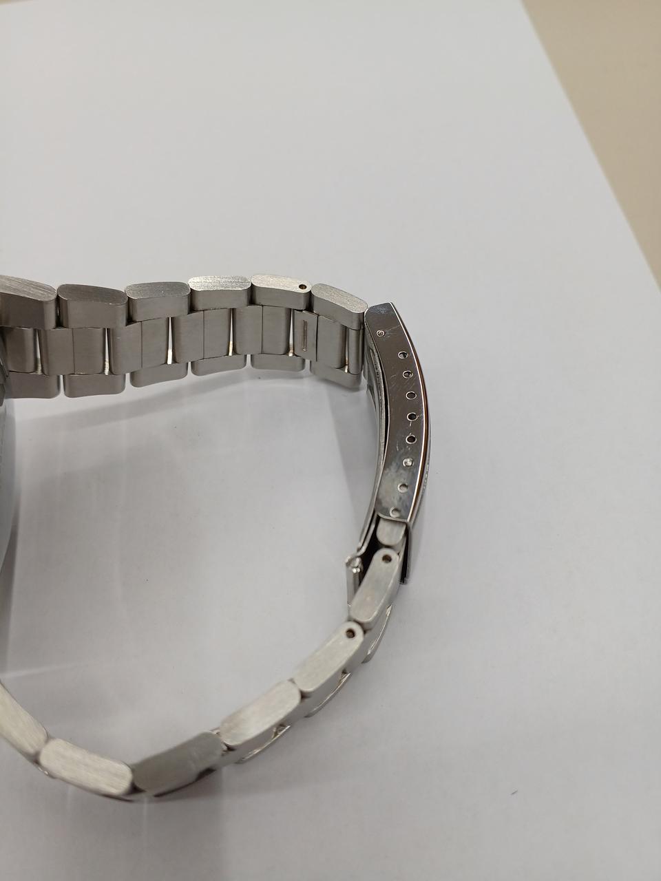 ベルト部分に細かなキズあり