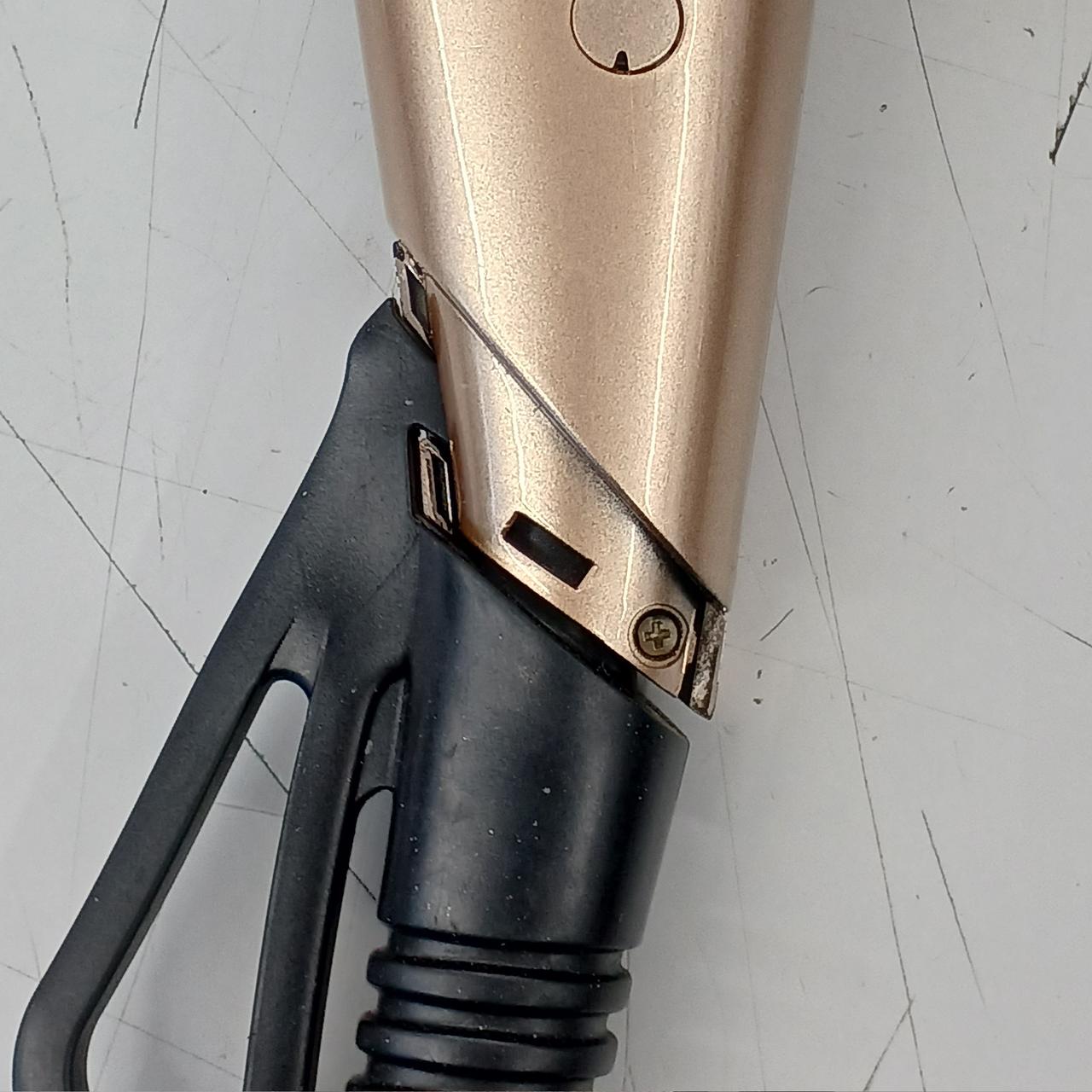 写真の中央部分、部品とれてます