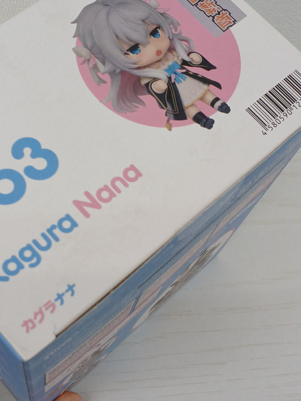 角に少し破れあります。