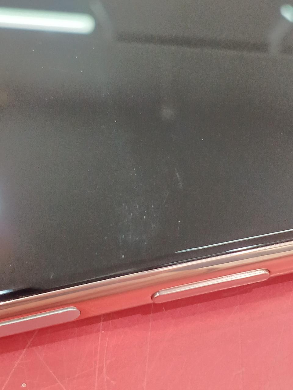 ディスプレイに微量のキズ