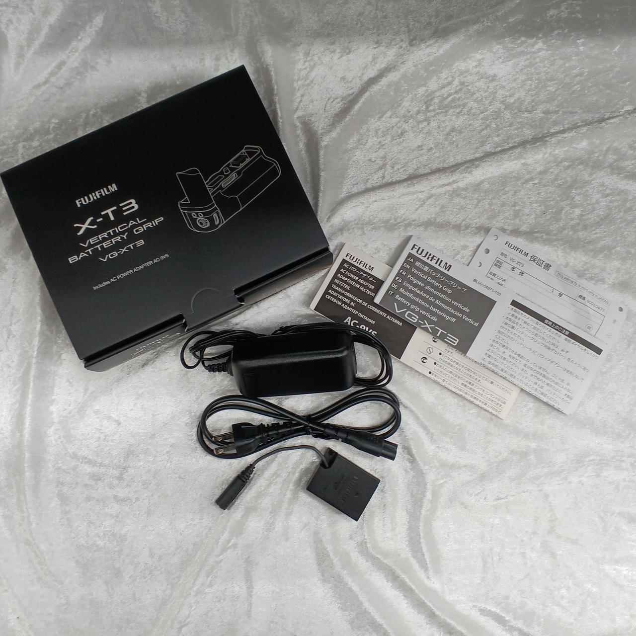 充電用のACアダプタとDCカプラーが付属