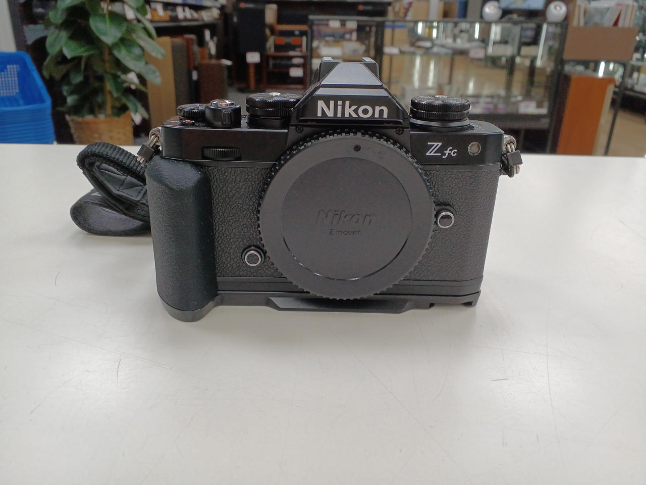 ショット数13,622！元箱付き！■ほぼ新品■ NikonDf ボディ シルバー ショット数13,622！元箱付き！□ほぼ新品□ NikonDf ボディ シルバー