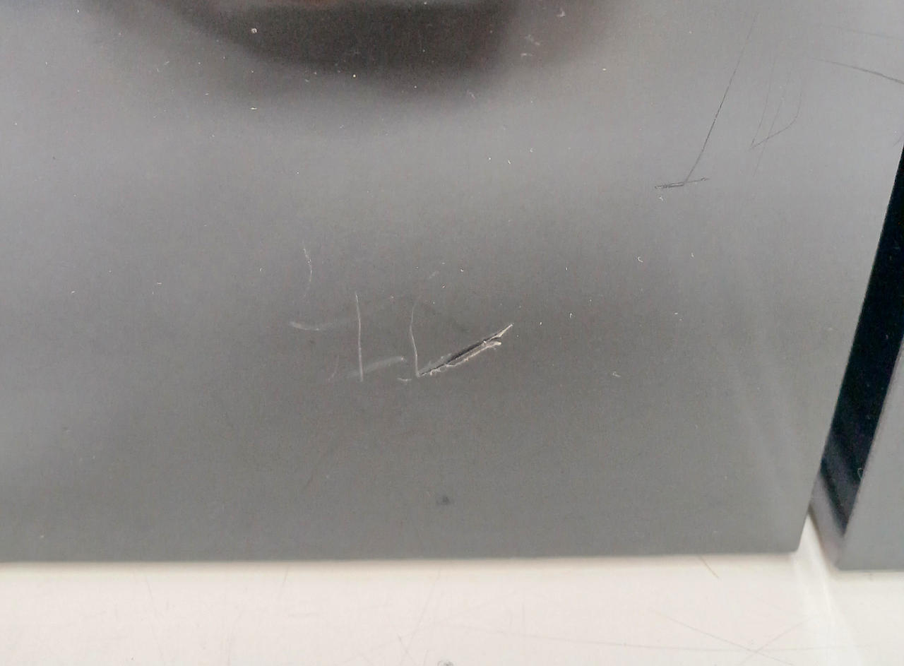 側面深いキズあります