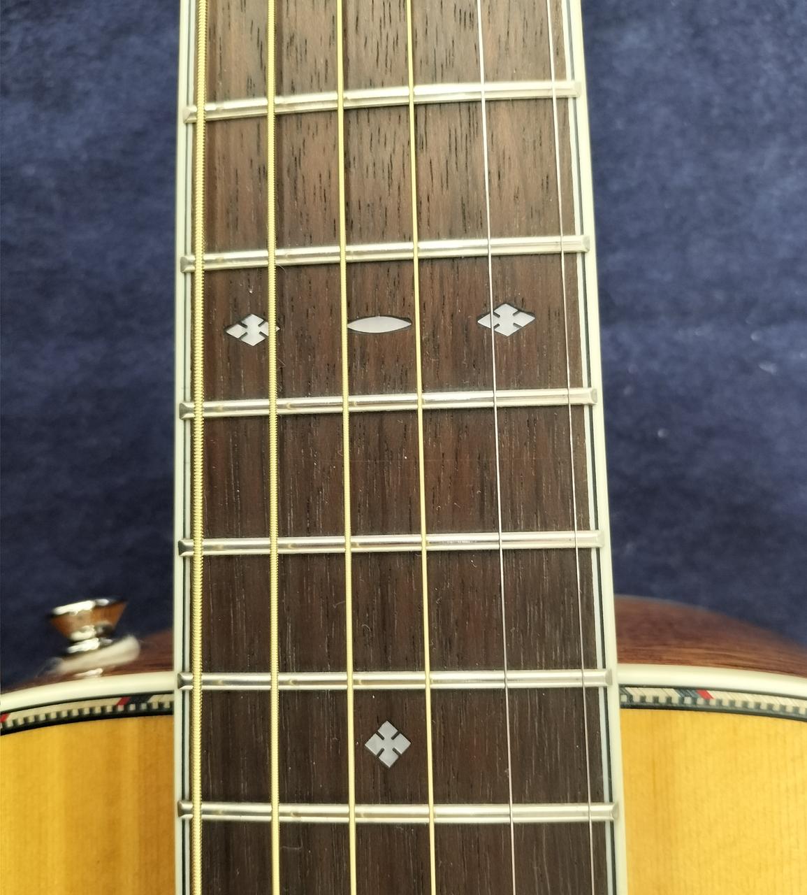 12フレット付近、インレイが綺麗です。