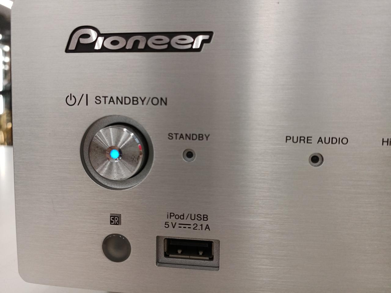 電源ボタンのメッキが若干剥がれています