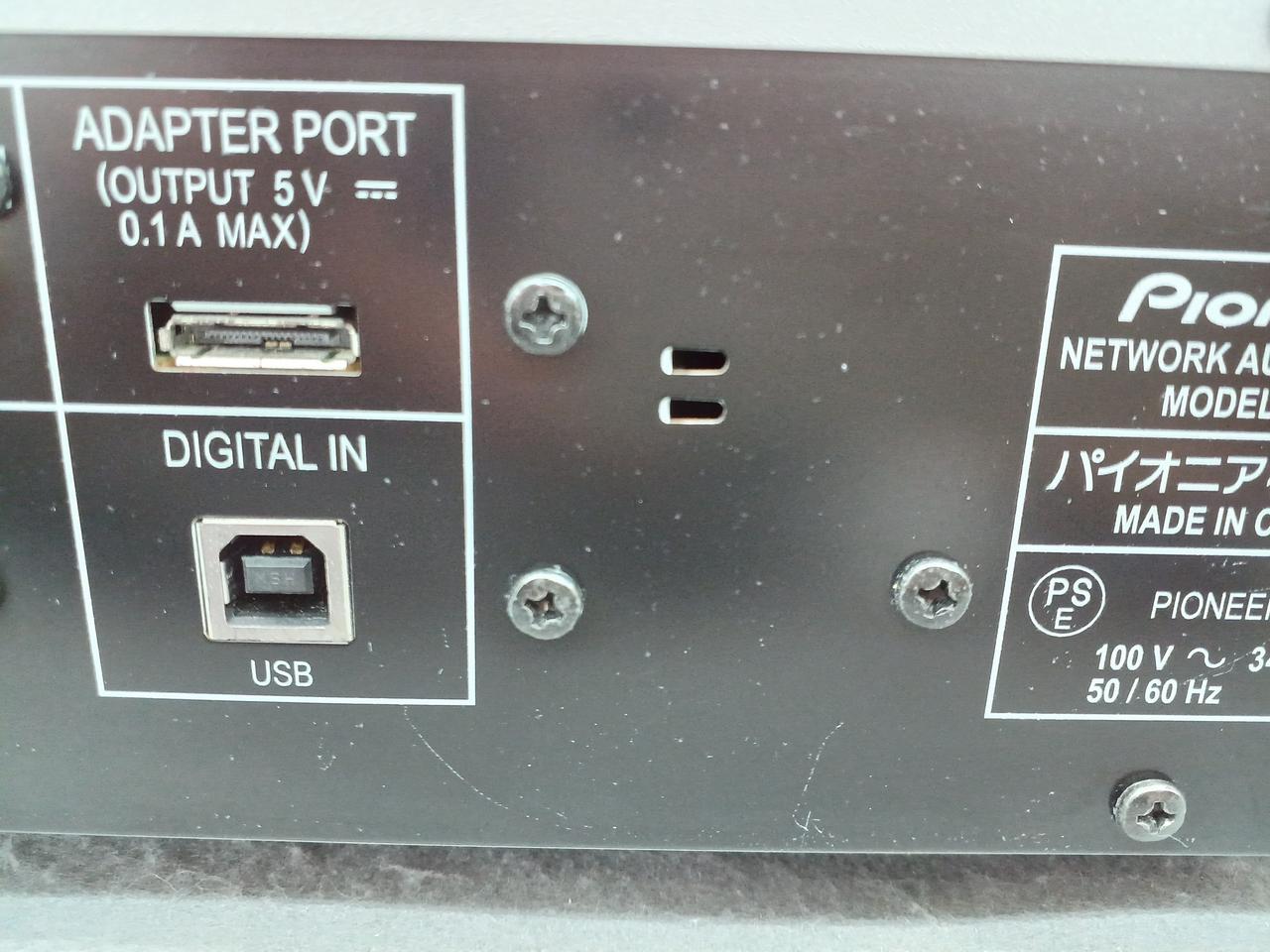 背面にはクリーニングで落ちない汚れあり