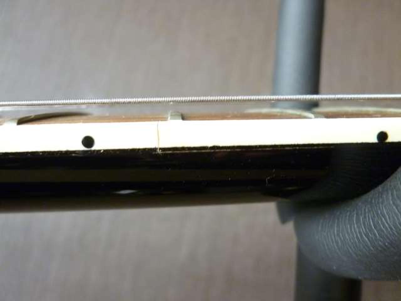フレットに割れあり。引っ掛かりがあります