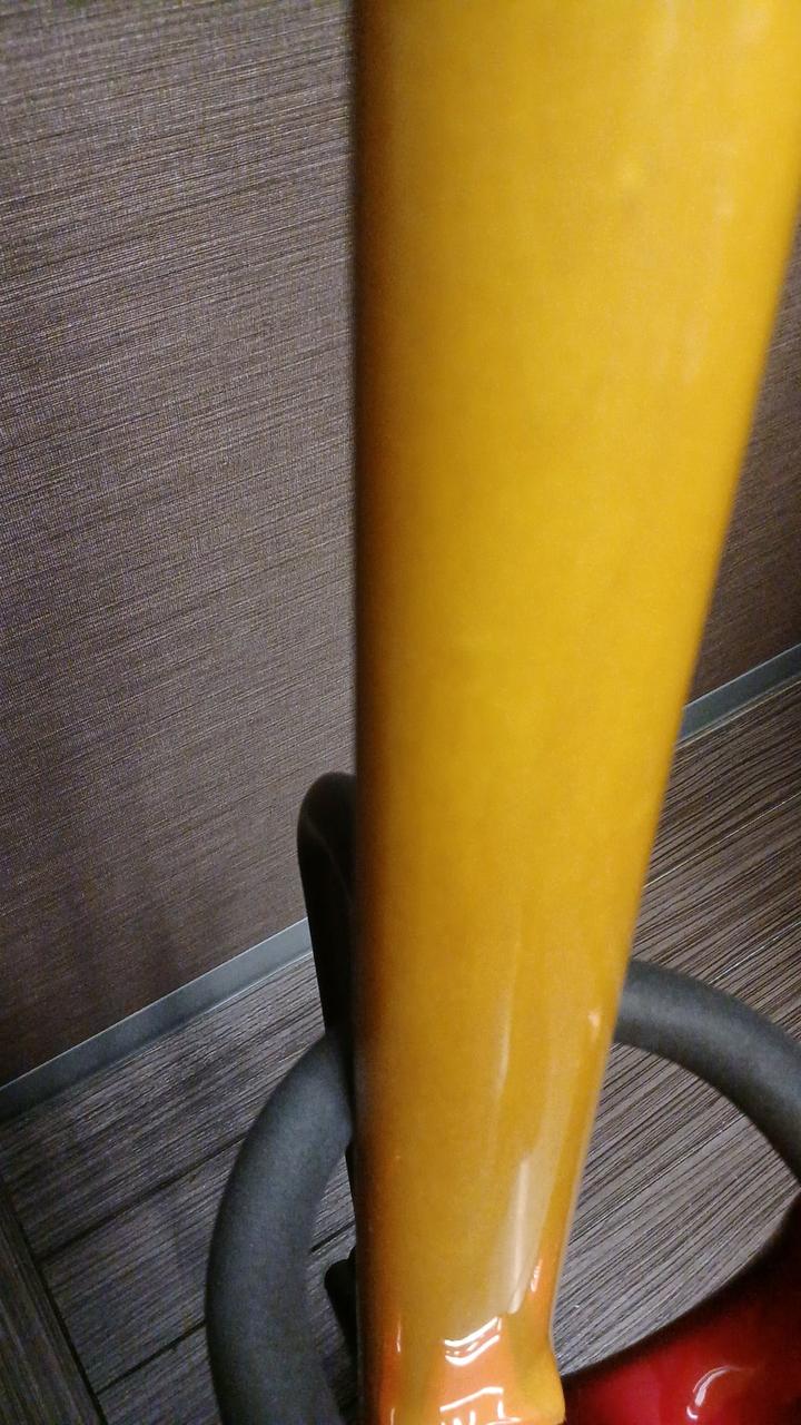 ネックは太すぎず細すぎず握りやすいです！