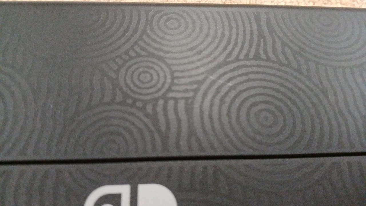 引っ掻き傷あり